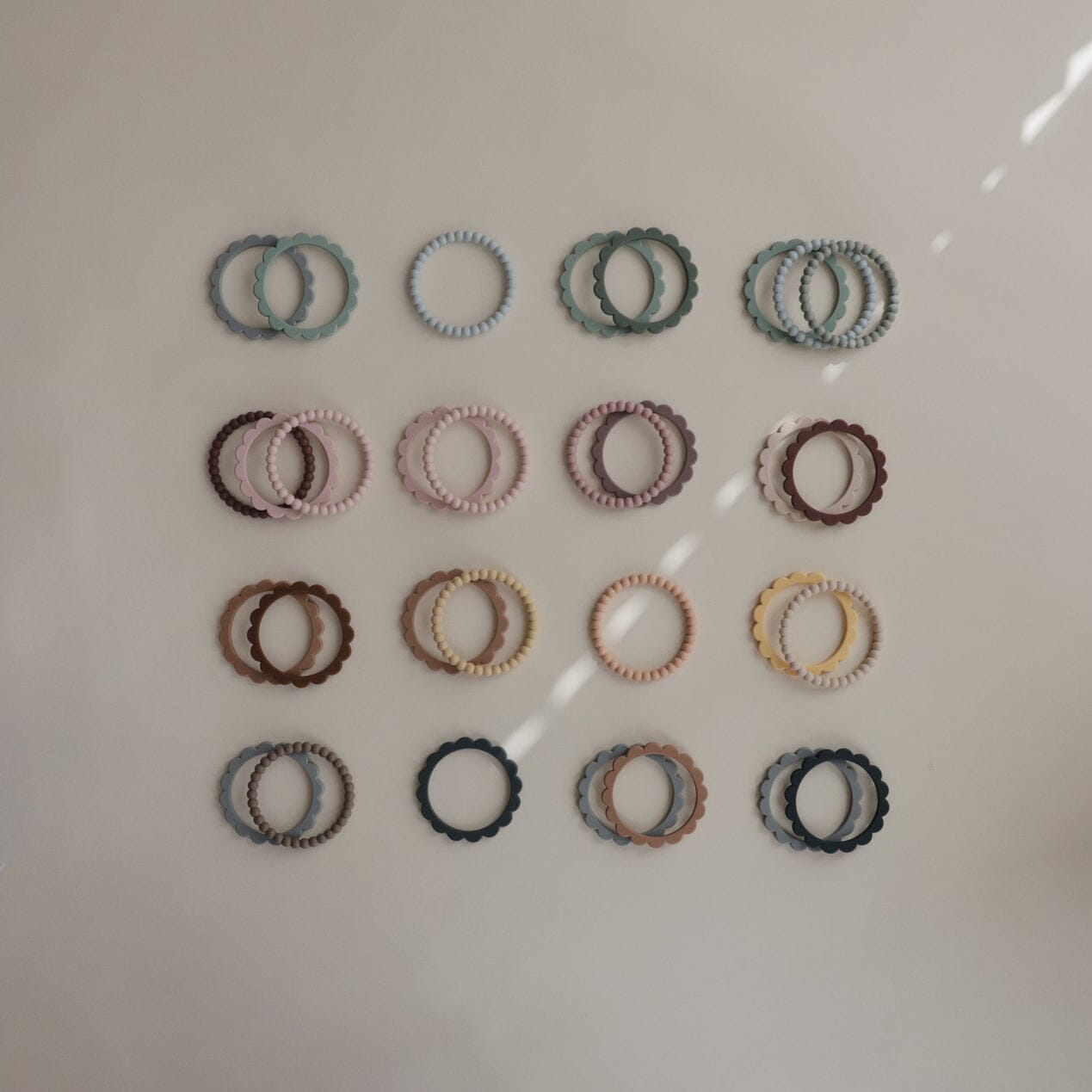 3 mordedores-pulseira pérolas Berry/Marigold/Khaki Teether mushie