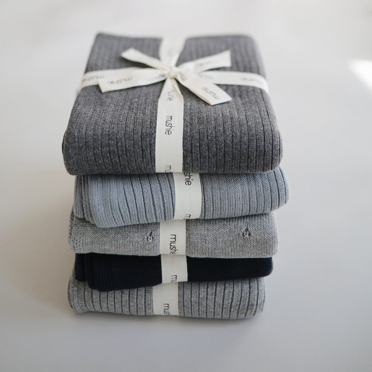 Manta de bebé ribbed smoke muslin mushie