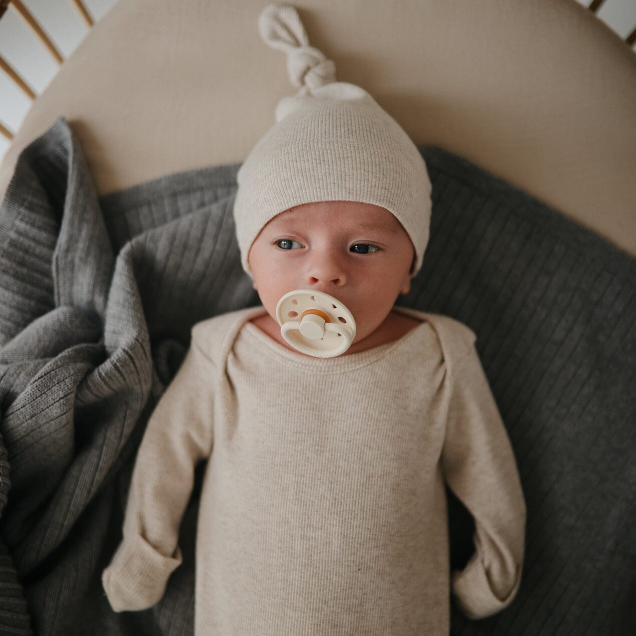 Manta de bebé dark grey melange blanket mushie
