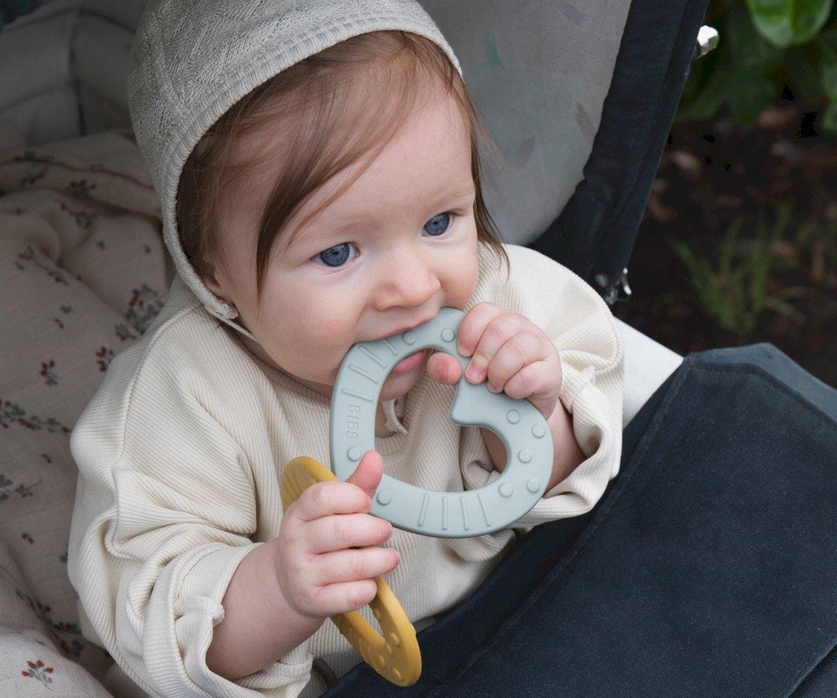 Mordedor baby bitie coração ivory BIBS toys BIBS