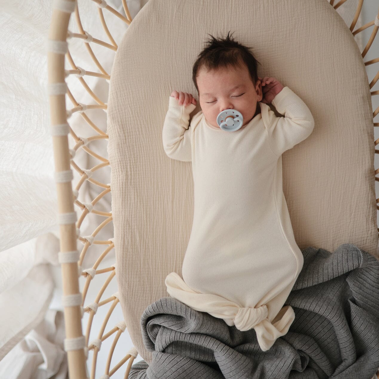 Manta de bebé dark grey melange blanket mushie