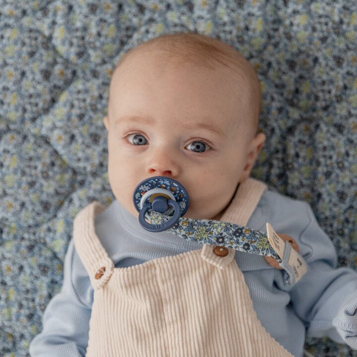 Prende-chucha Chamomile lawn baby blue BIBS X Liberty pacifier clip Bibs