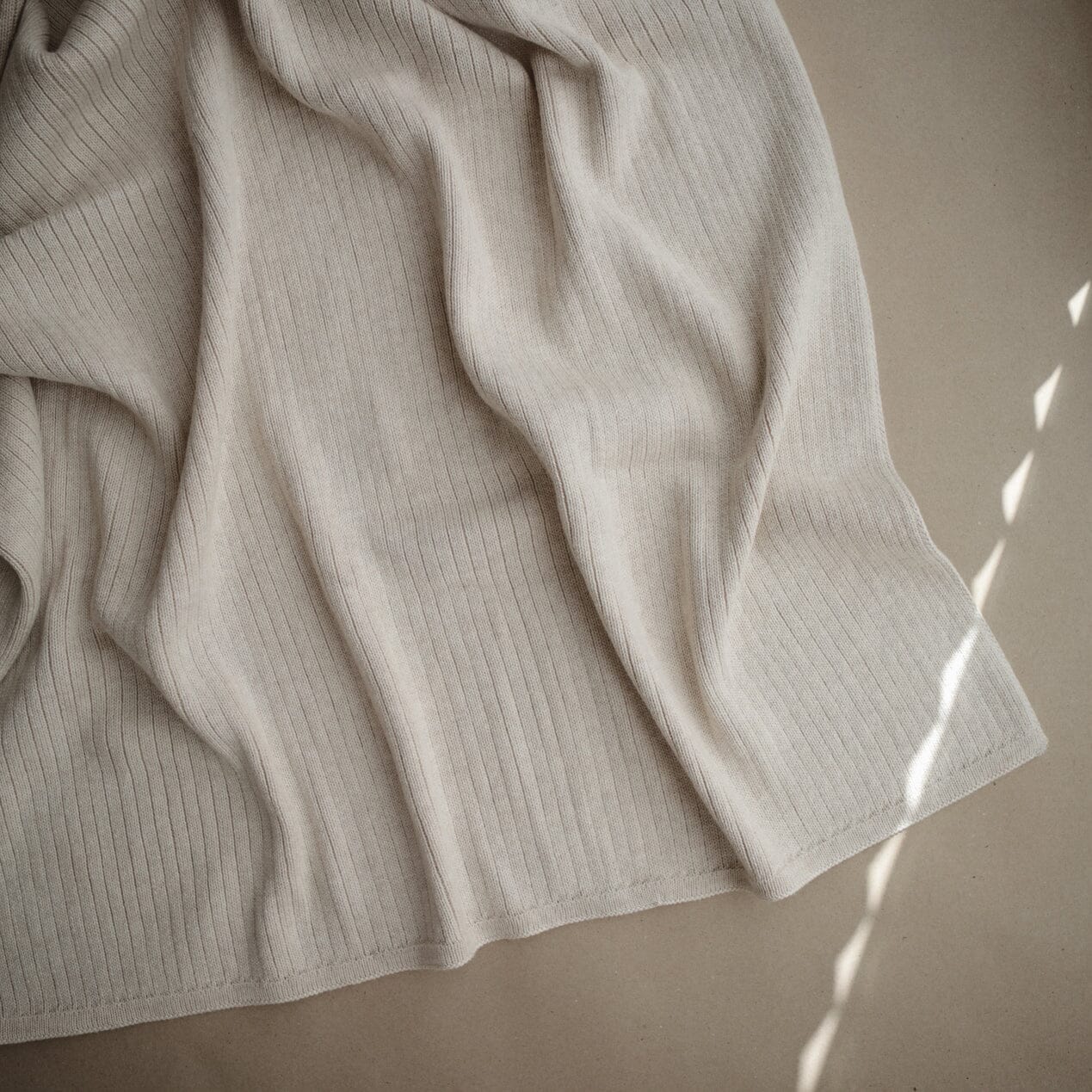 Manta de bebé ribbed bege melange muslin mushie