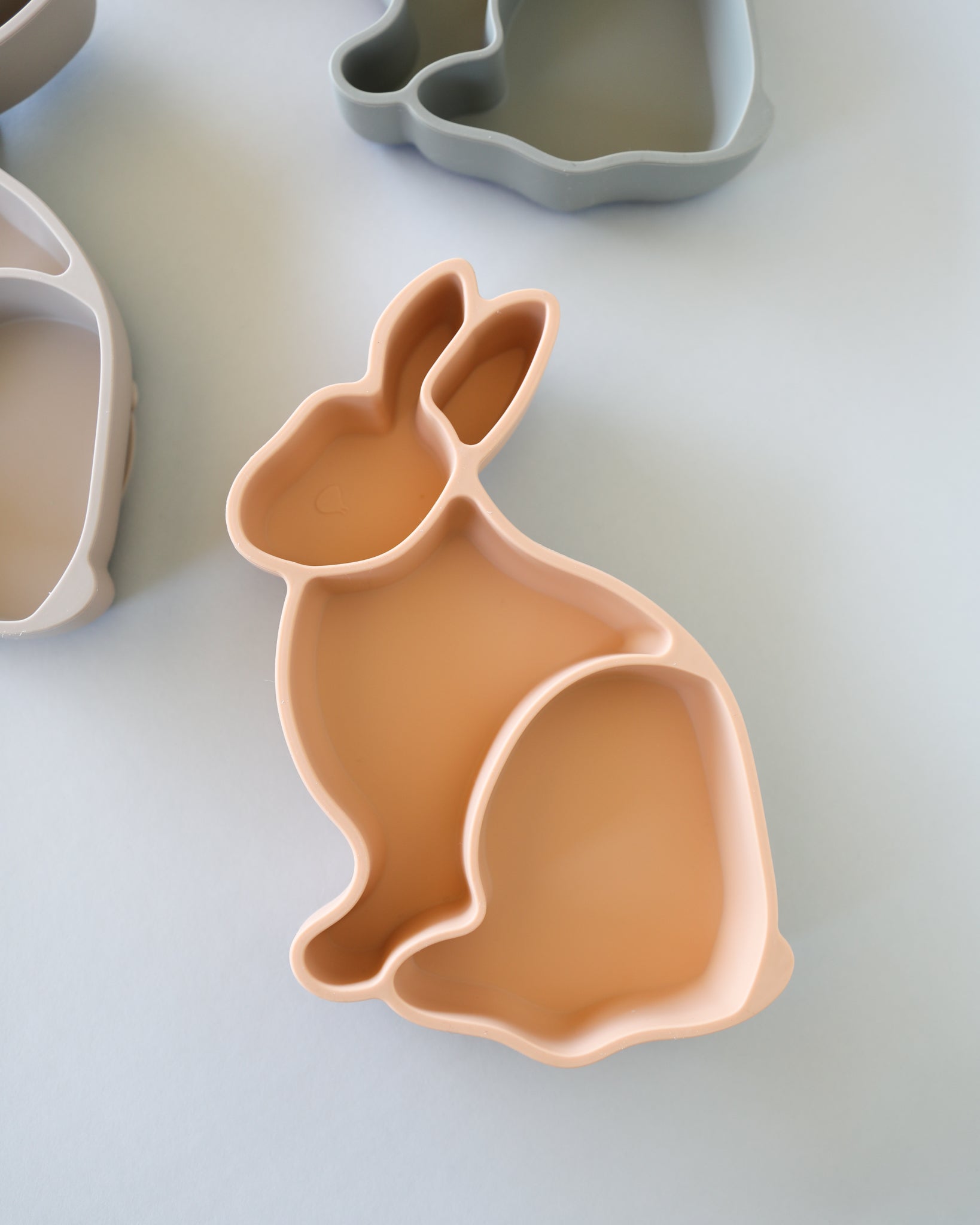 Prato c/ compartimentos e ventosa bunnyrose sand