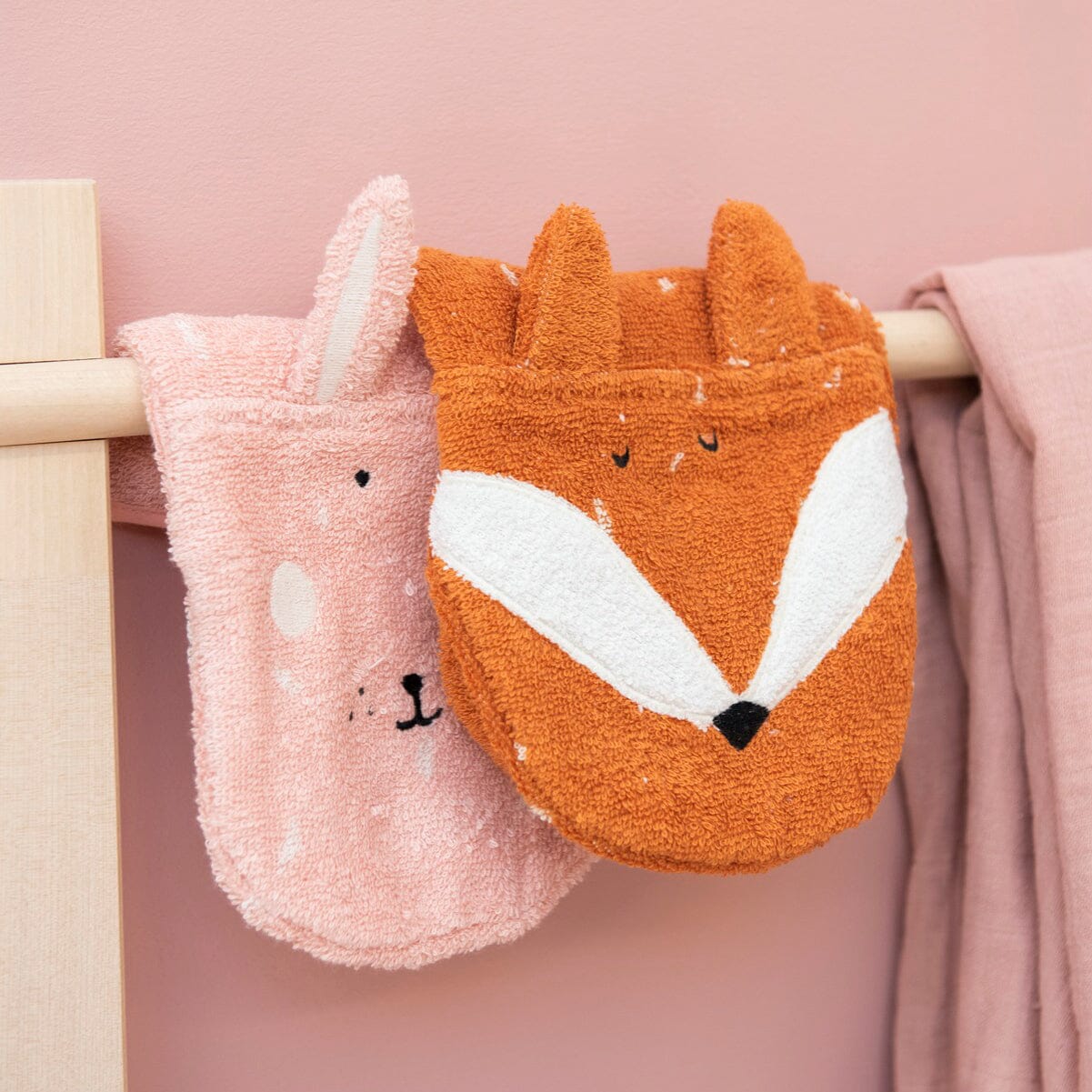 2 luvas de banho Mrs Rabbit + Mr Fox Trixie Baby Bathing Trixie