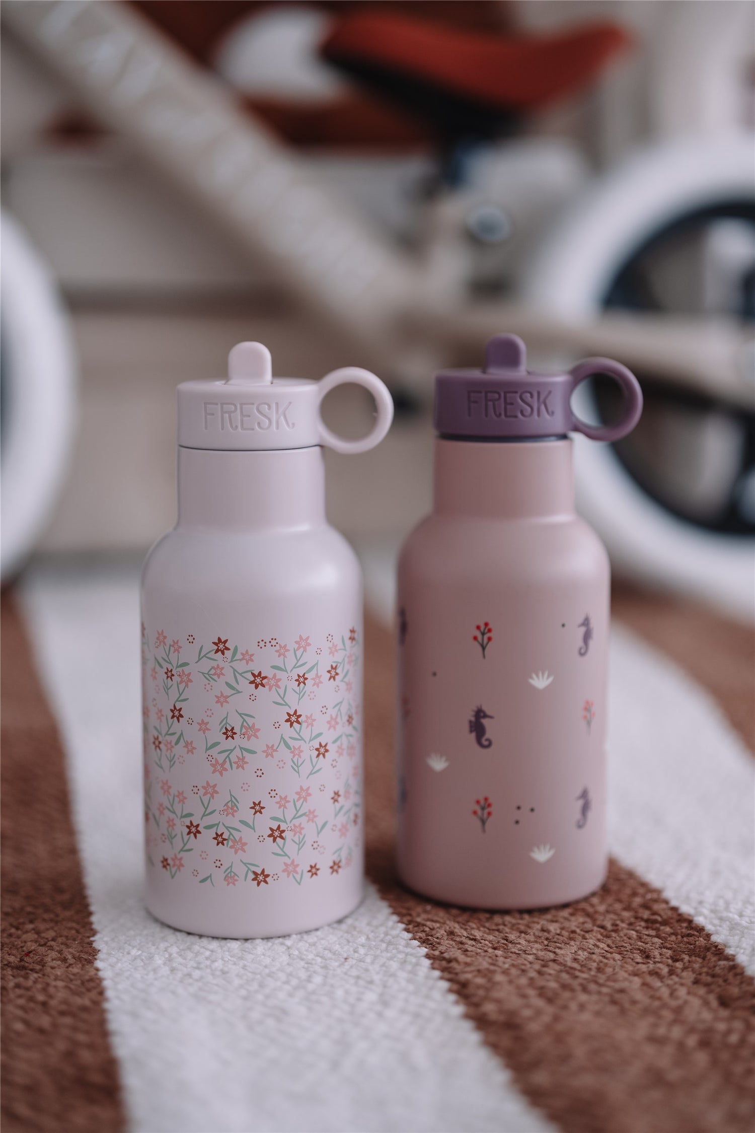 Garrafa térmica flores 350 ml + 2 tampas