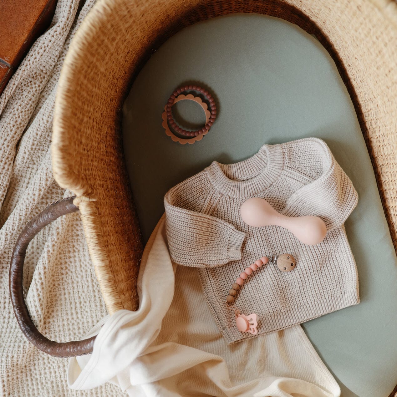 3 mordedores-pulseira pérolas Berry/Marigold/Khaki Teether mushie