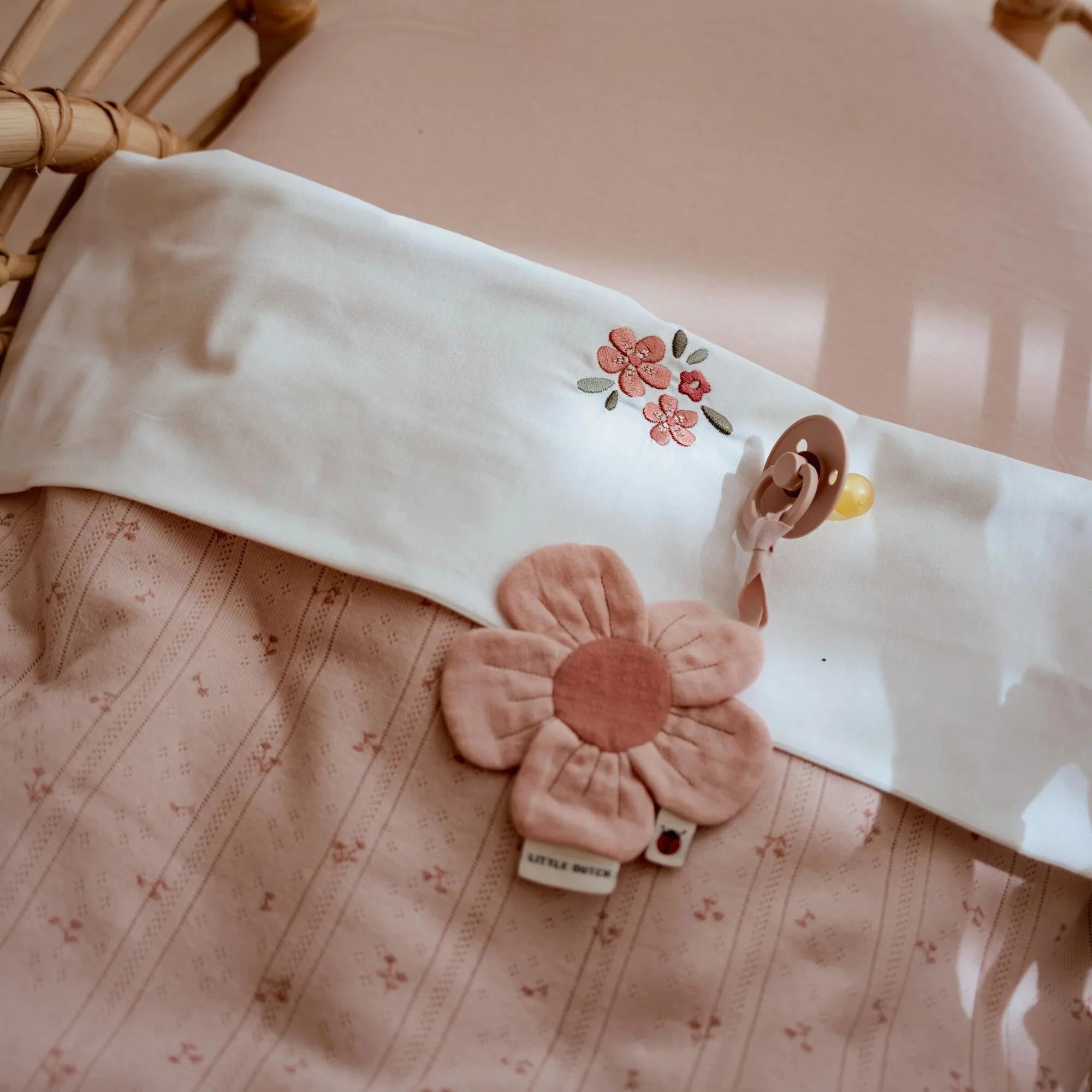 Paninho prende-chupeta flor rosa Fairy Garden