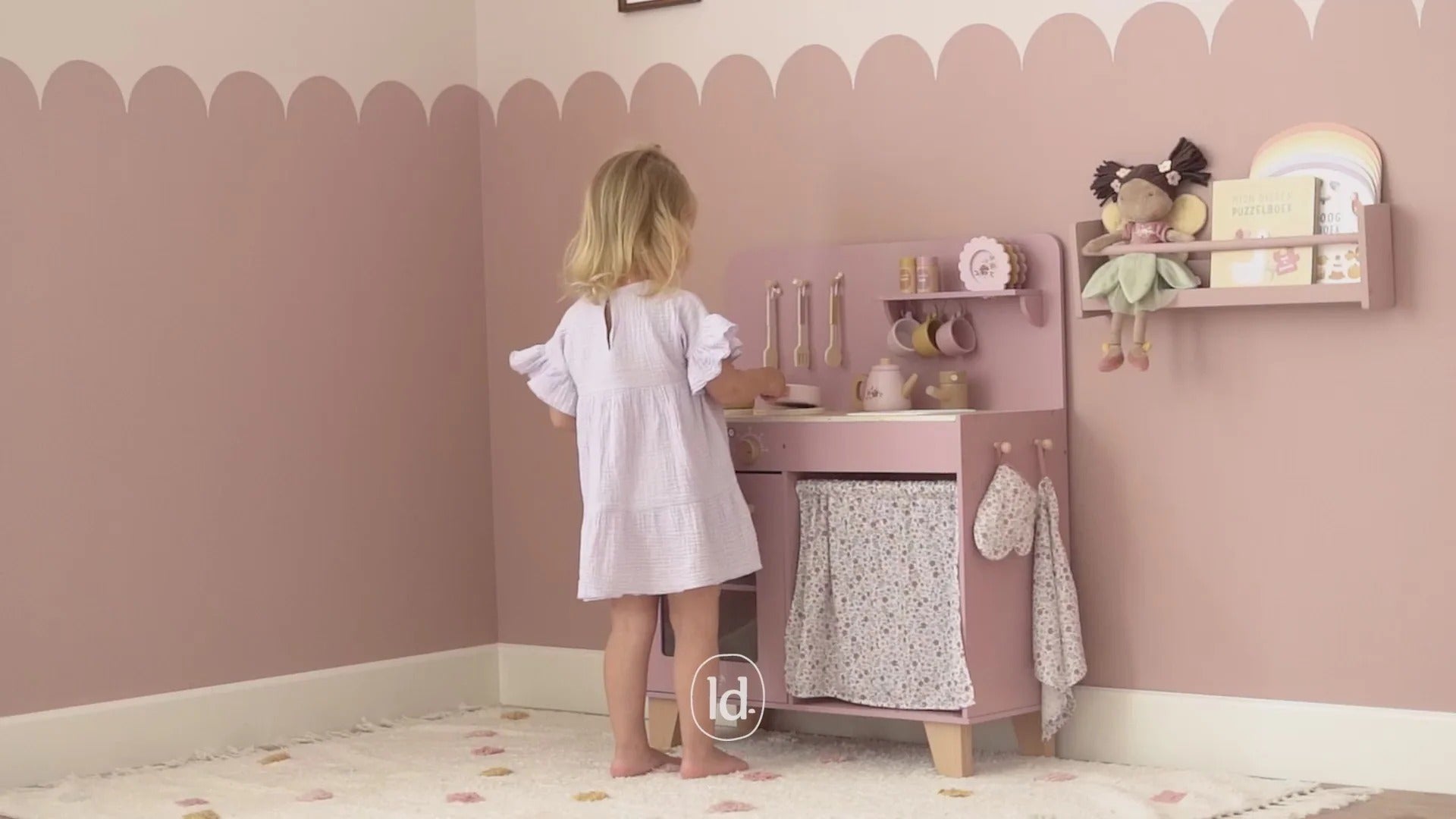 Cozinha rosa de madeira