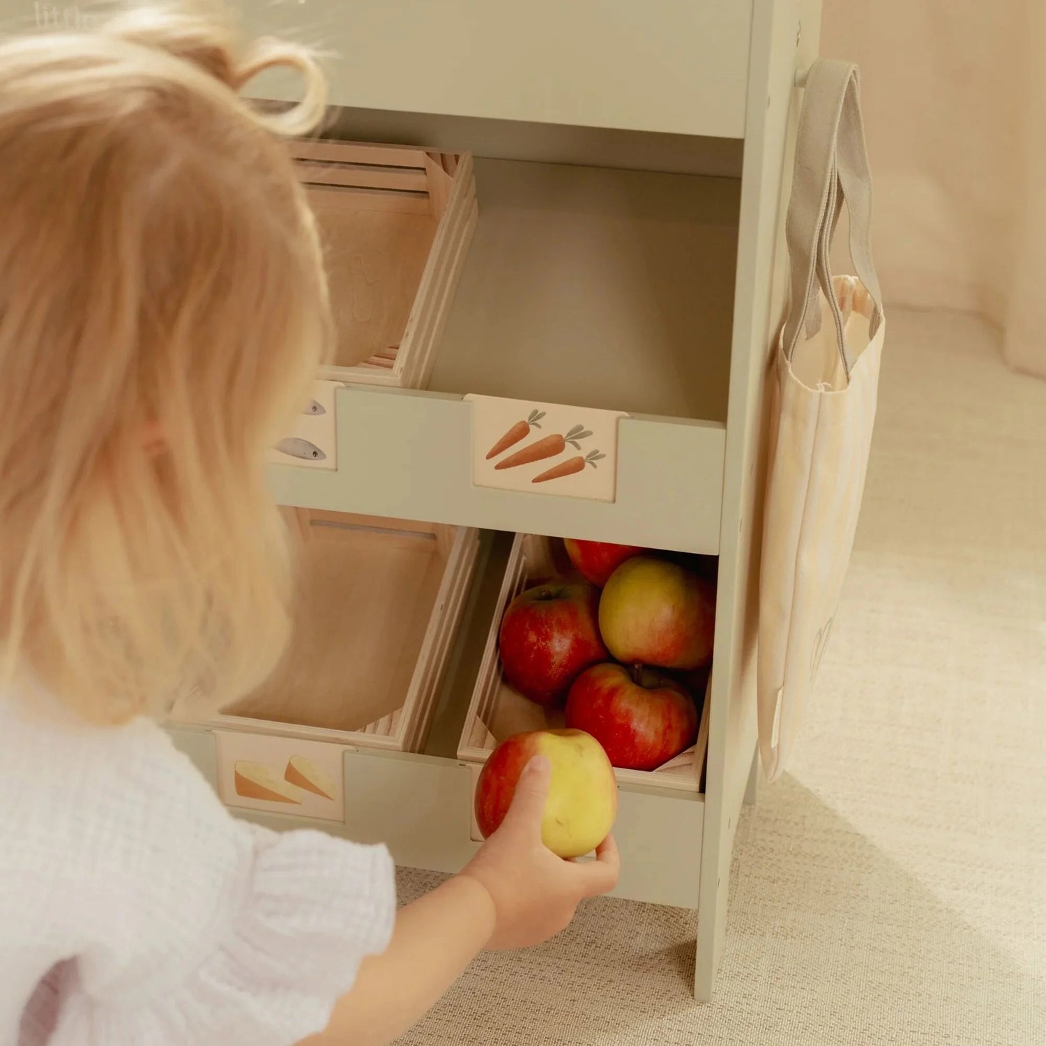 Mercado e café de madeira