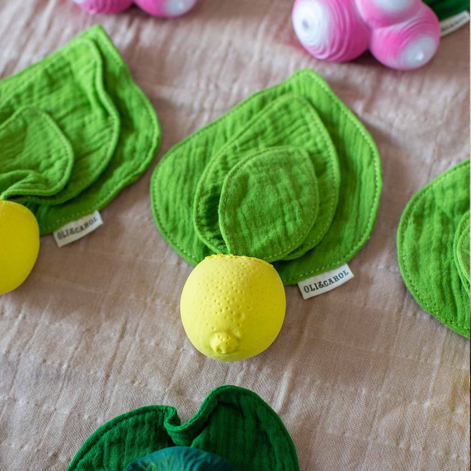 Doudou e mordedor limão Toys Oli&Carol