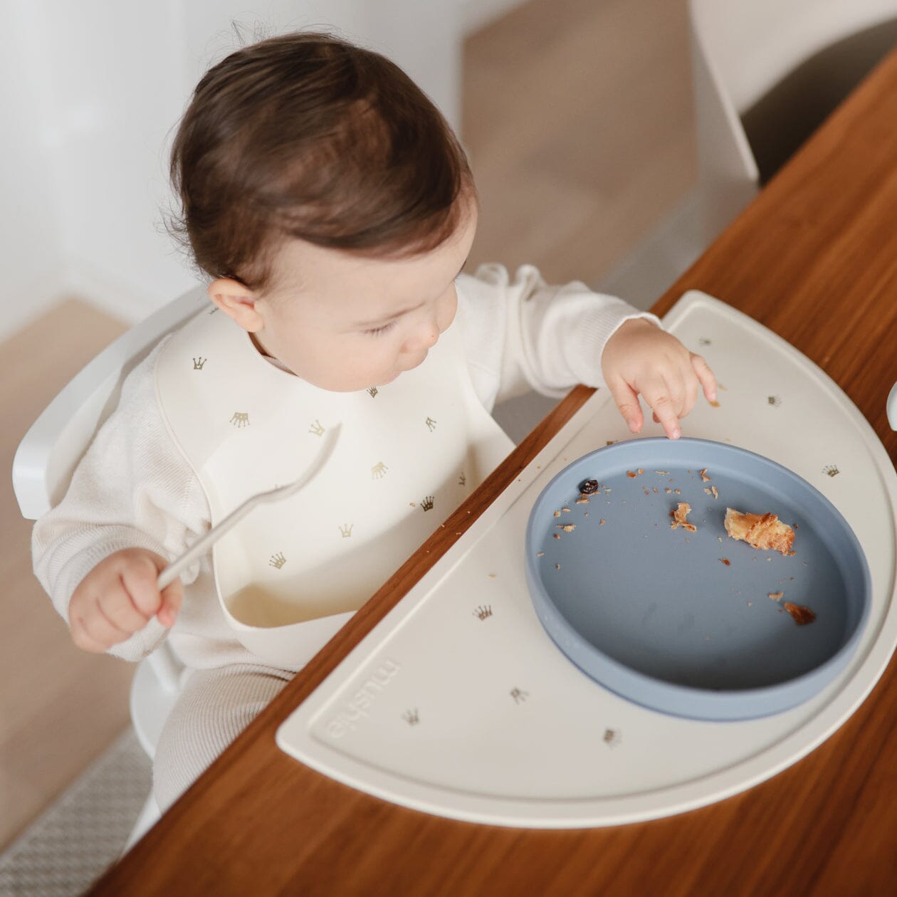 Babete de silicone crown dinnerware mushie