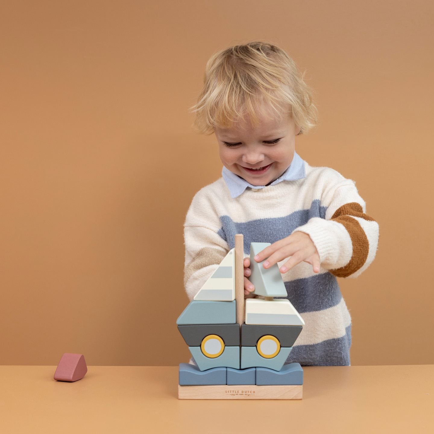 Barco de empilhar sailors bay Toys Little Dutch