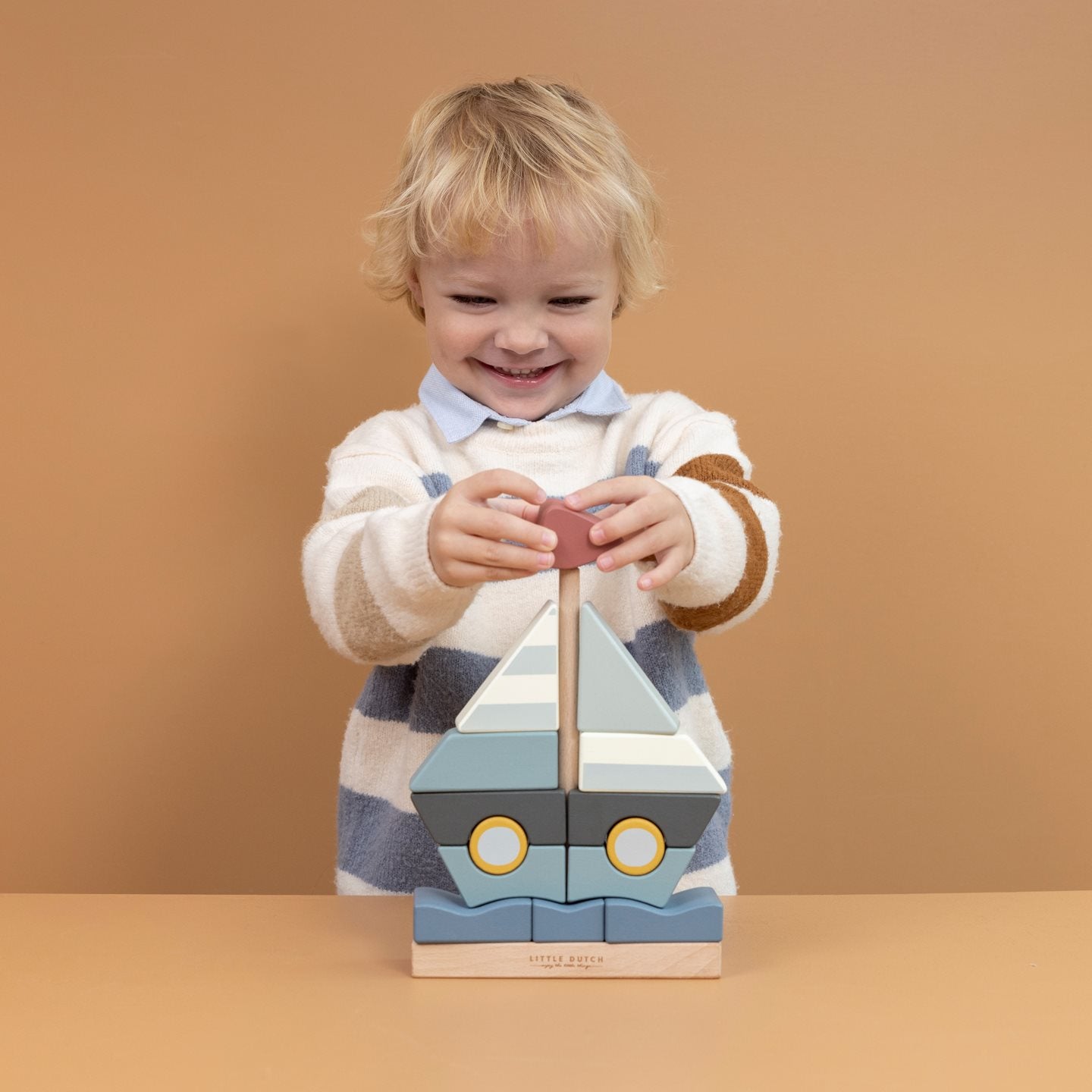 Barco de empilhar sailors bay Toys Little Dutch