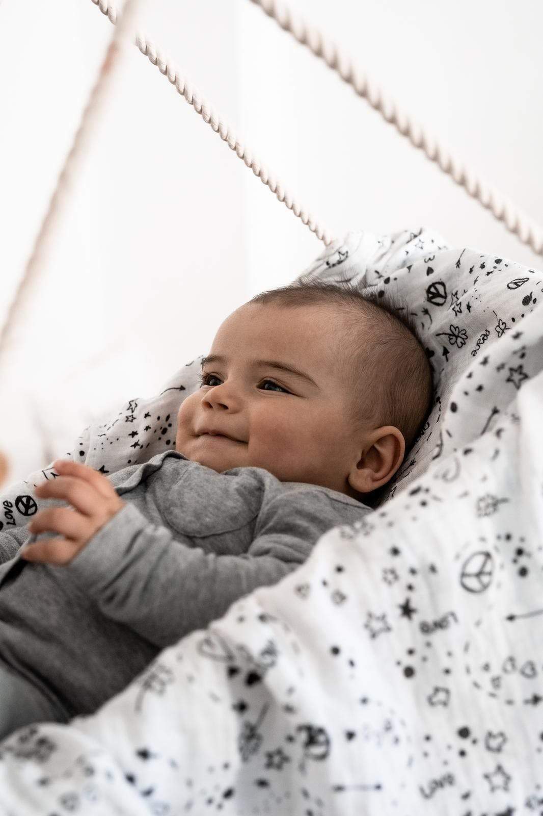 2 musselinas peace&love 60 cm + saquinho Muslin Hutch&Putch