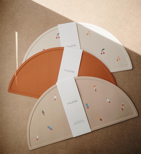 Silicone place mat lilac flowers meal mushie