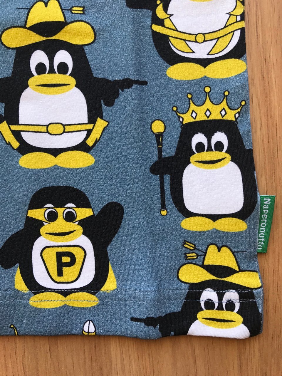 Penguin party top Tops Naperonuttu