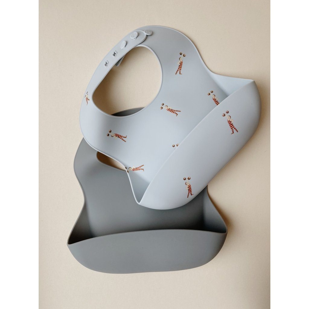 2-pack silicone strong man/quarry blue Konges sløjd Bib Konges sløjd