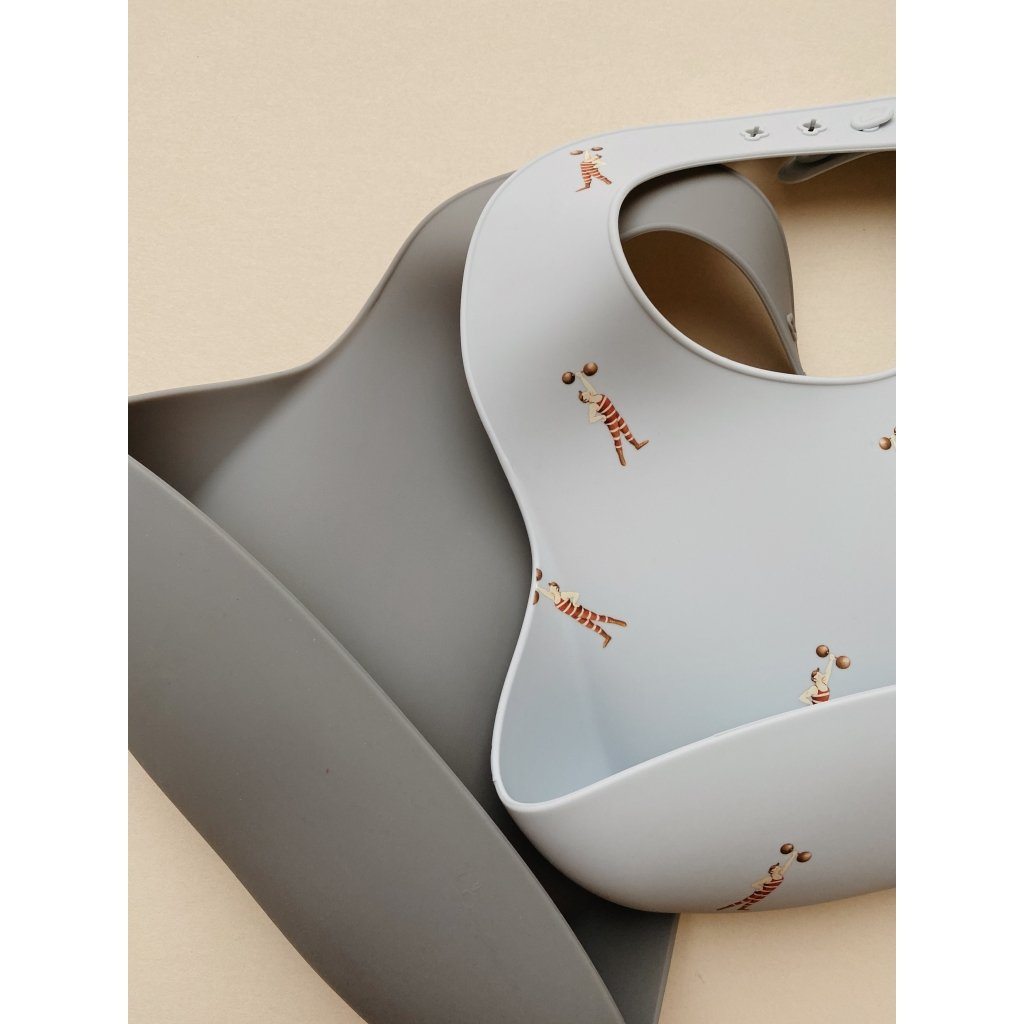 2-pack silicone strong man/quarry blue Konges sløjd Bib Konges sløjd