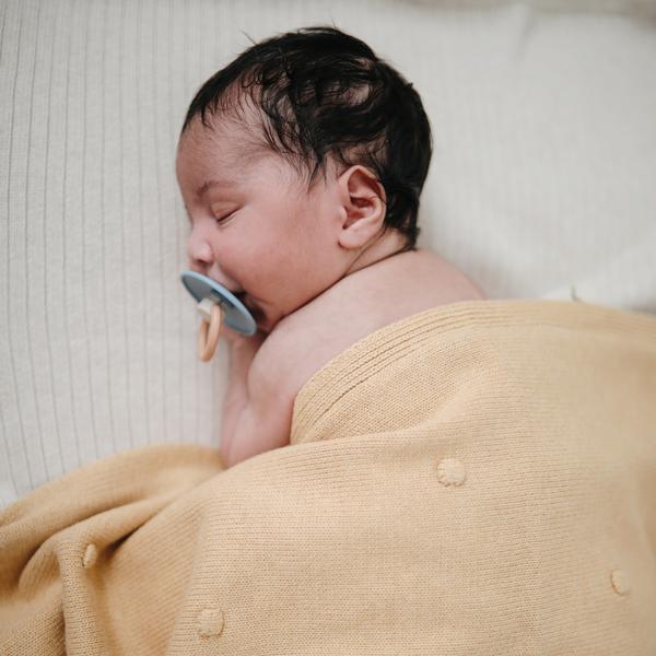 Manta de bebé textured dots white melange mushie Blanket mushie
