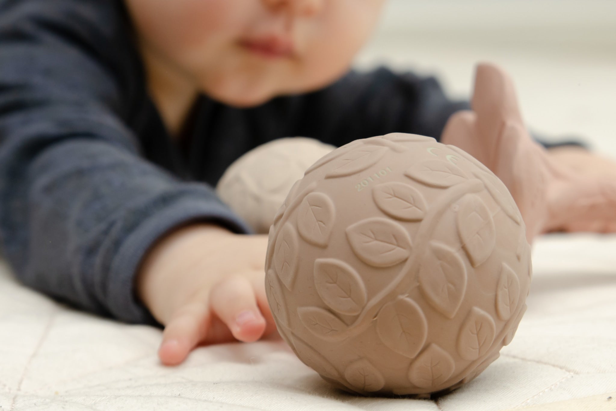 2 bolas sensoriais leaf Earth Toys Natruba