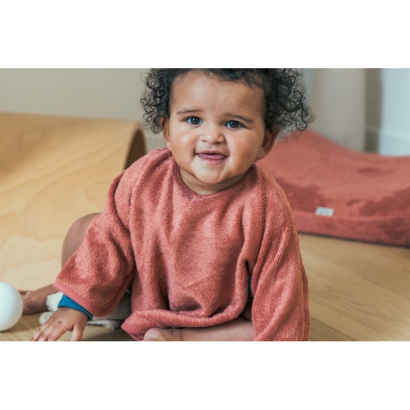 Babete de bambu com mangas apricot blush Bib Timboo