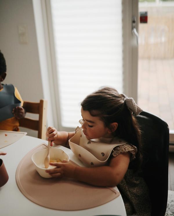 Silicone place mat lilac flowers meal mushie