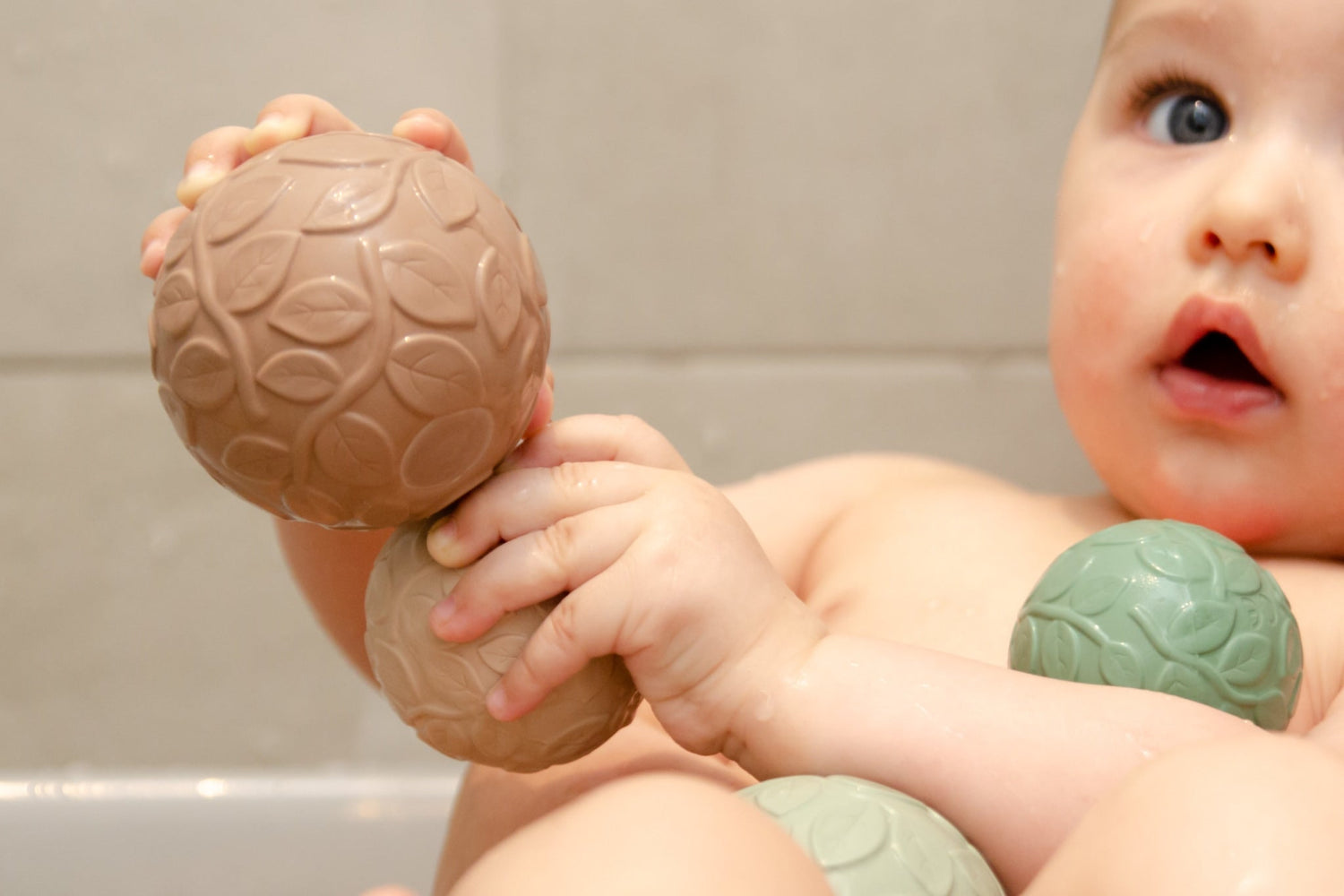 2 bolas sensoriais leaf Earth Toys Natruba