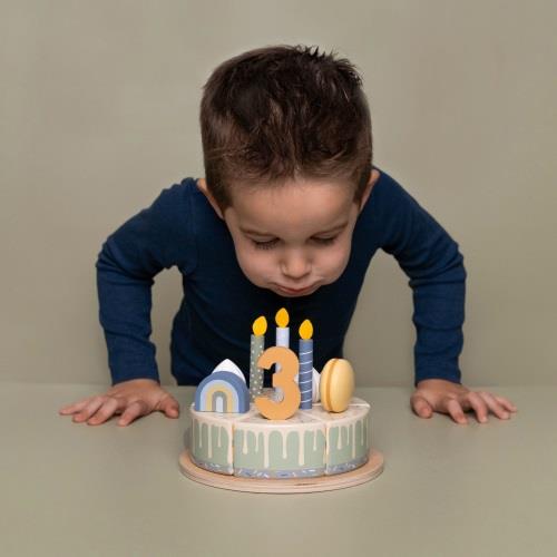 Bolo de aniversário em madeira azul