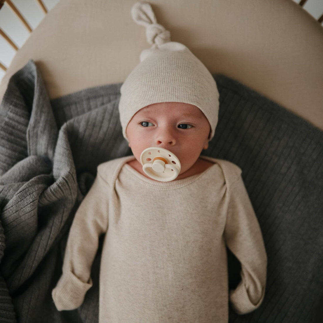 Manta de bebé dark grey melange blanket mushie