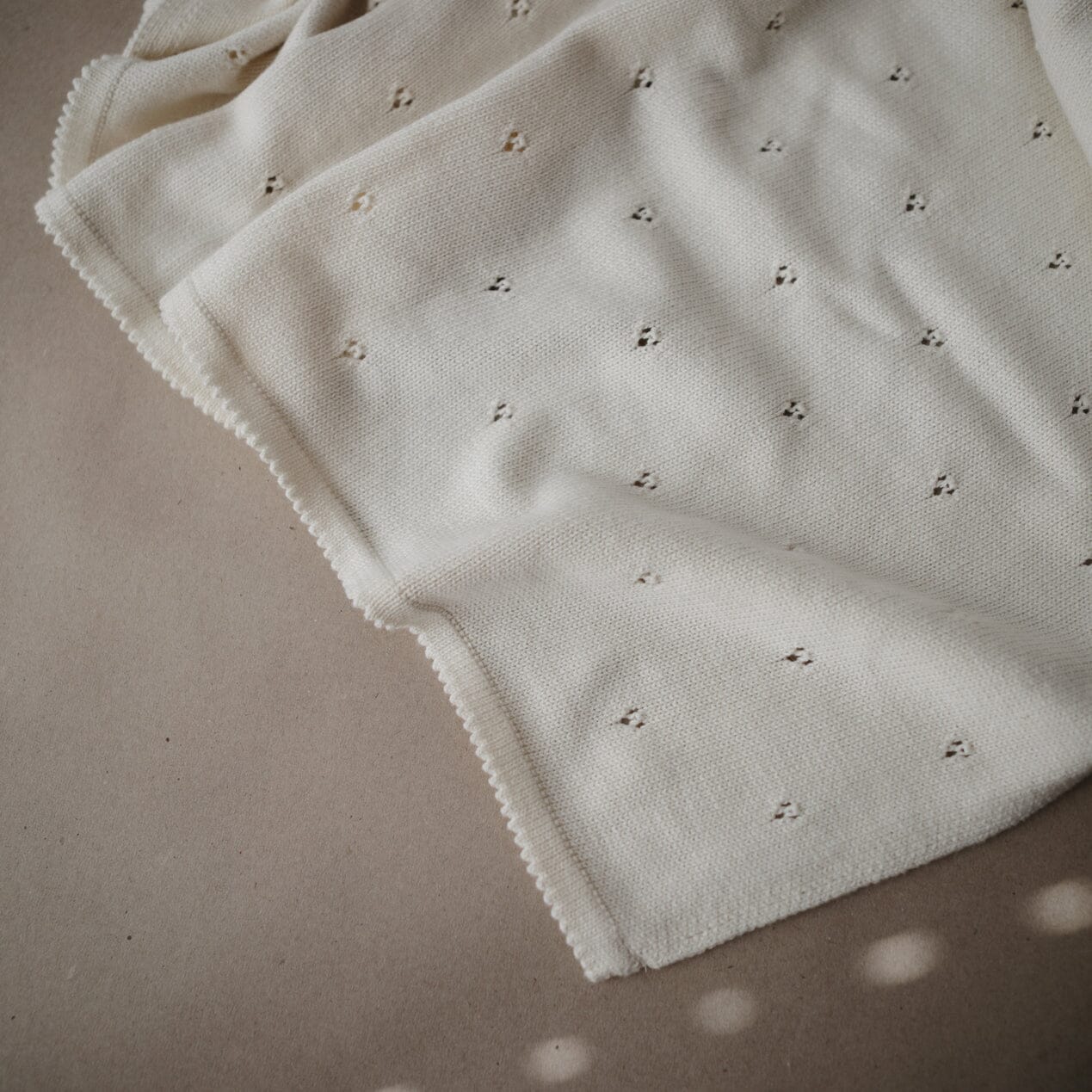 Manta de bebé pointelle ivory muslin mushie 