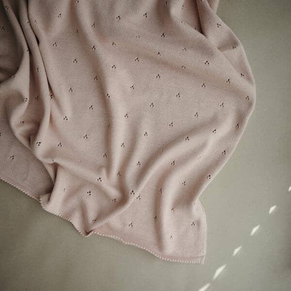 Manta de bebé pointelle blush muslin mushie 