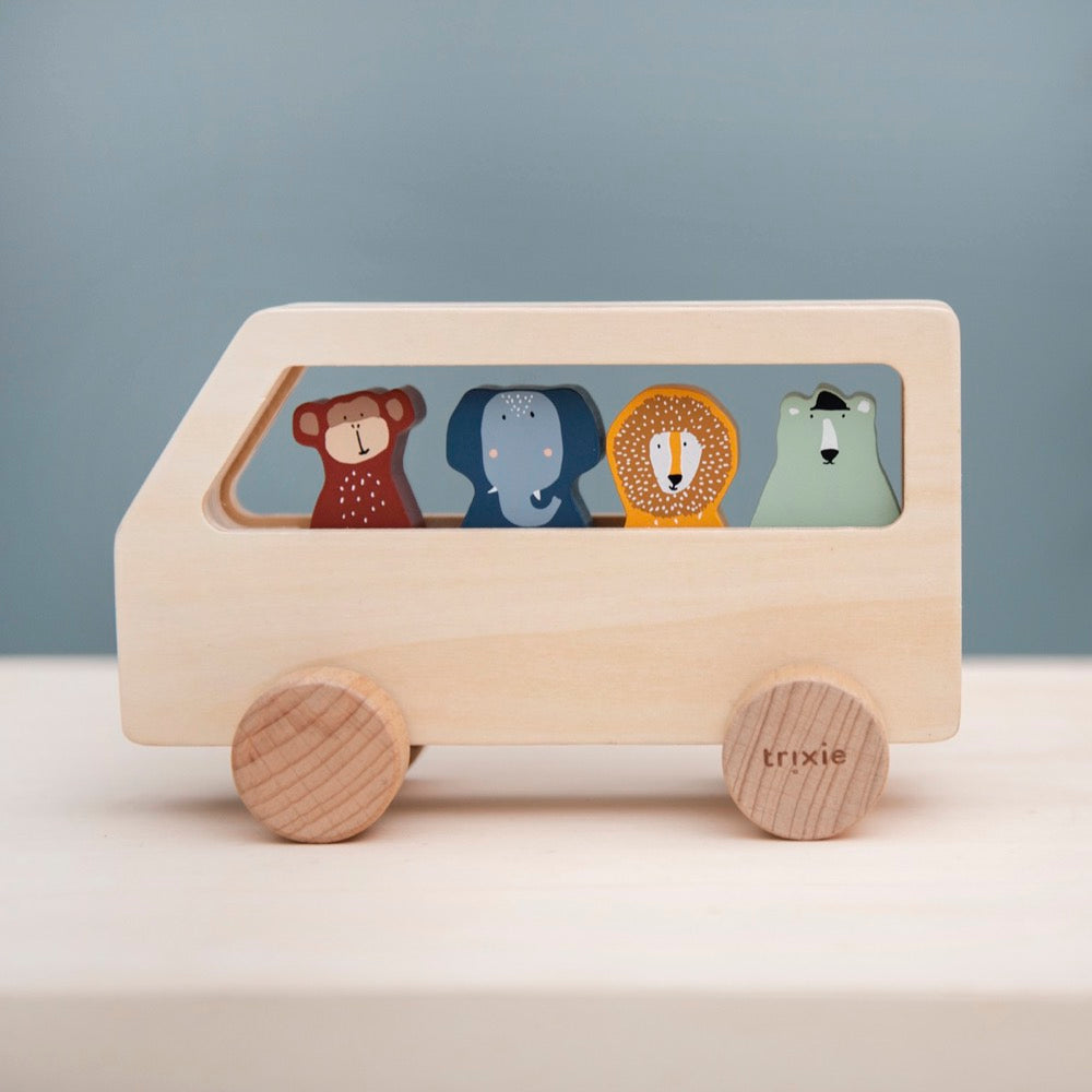 Autocarro de madeira com animais