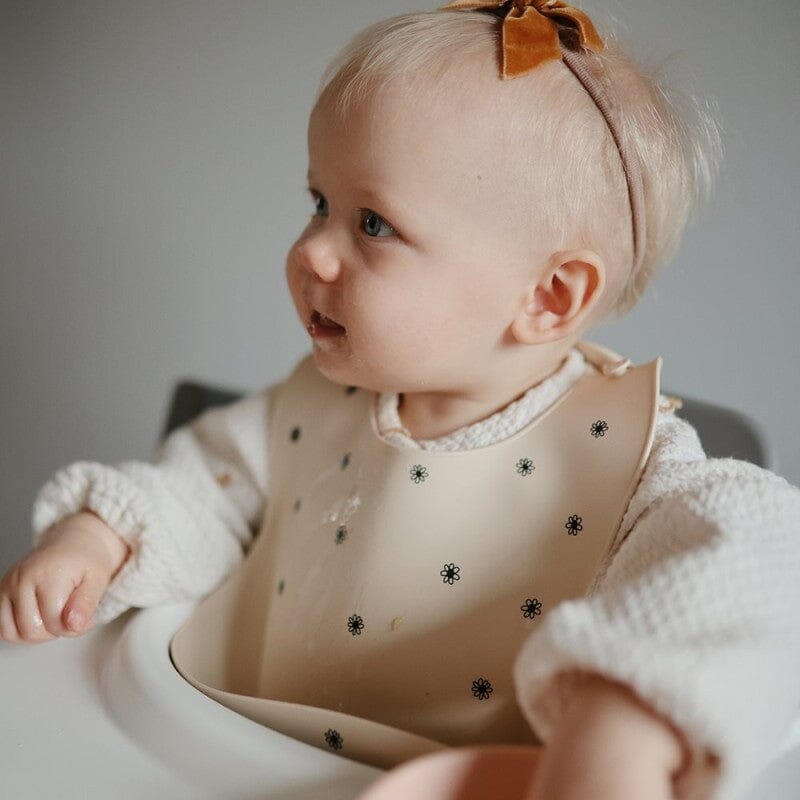 Babete de silicone black daisy dinnerware mushie