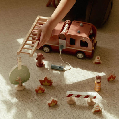 Camião de bombeiros + figuras de madeira