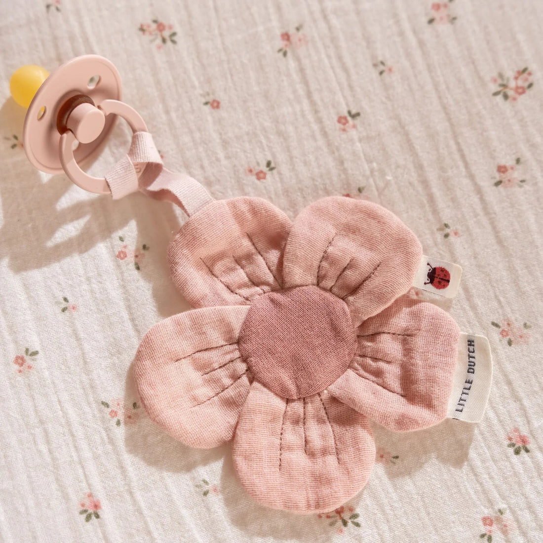 Paninho prende-chupeta flor rosa Fairy Garden