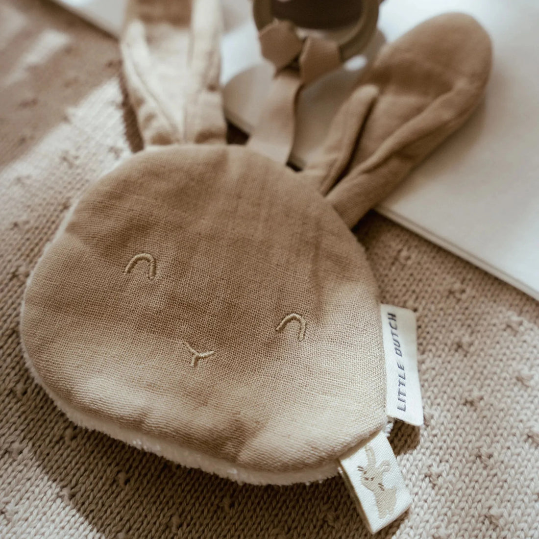 Paninho prende-chupeta coelho bege Newborn Naturals