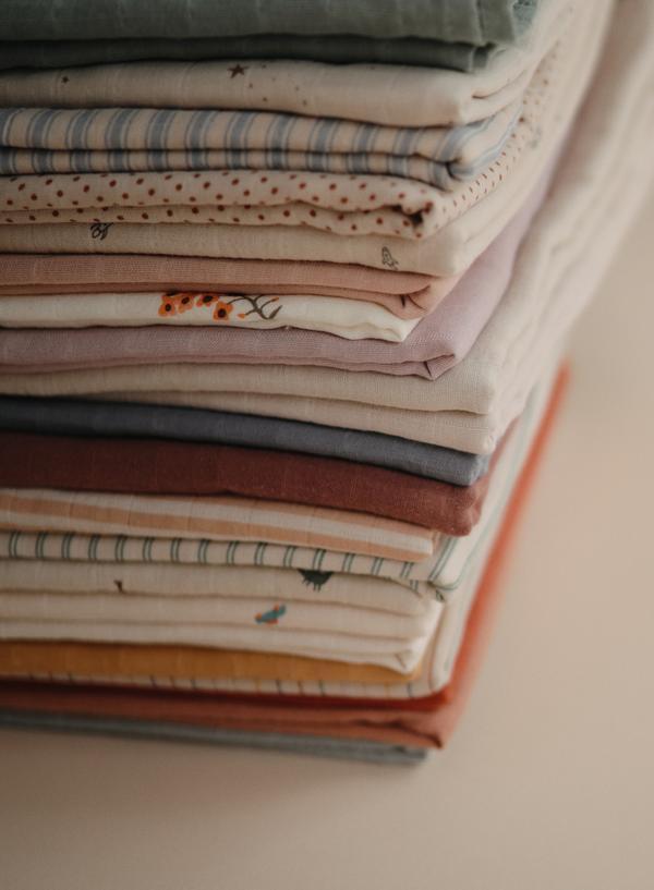 Muslin swaddle blush mushie muslin mushie 