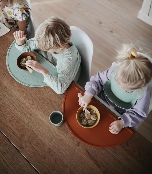 Silicone place mat cambridge blue confetti meal mushie 