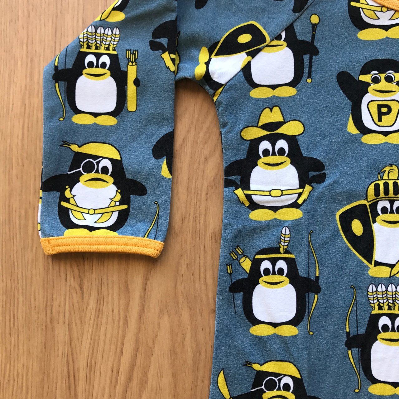 Penguin party top Tops Naperonuttu 