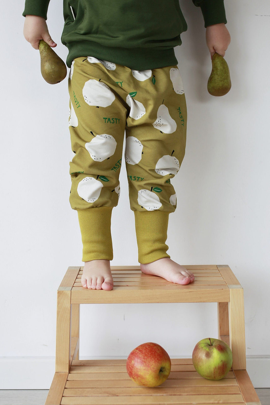 Calças baggy fruits on golden olive Bottoms Malinami