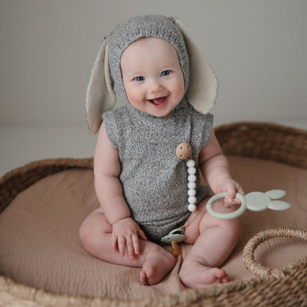 Mordedor coelhinho sage Teether mushie 