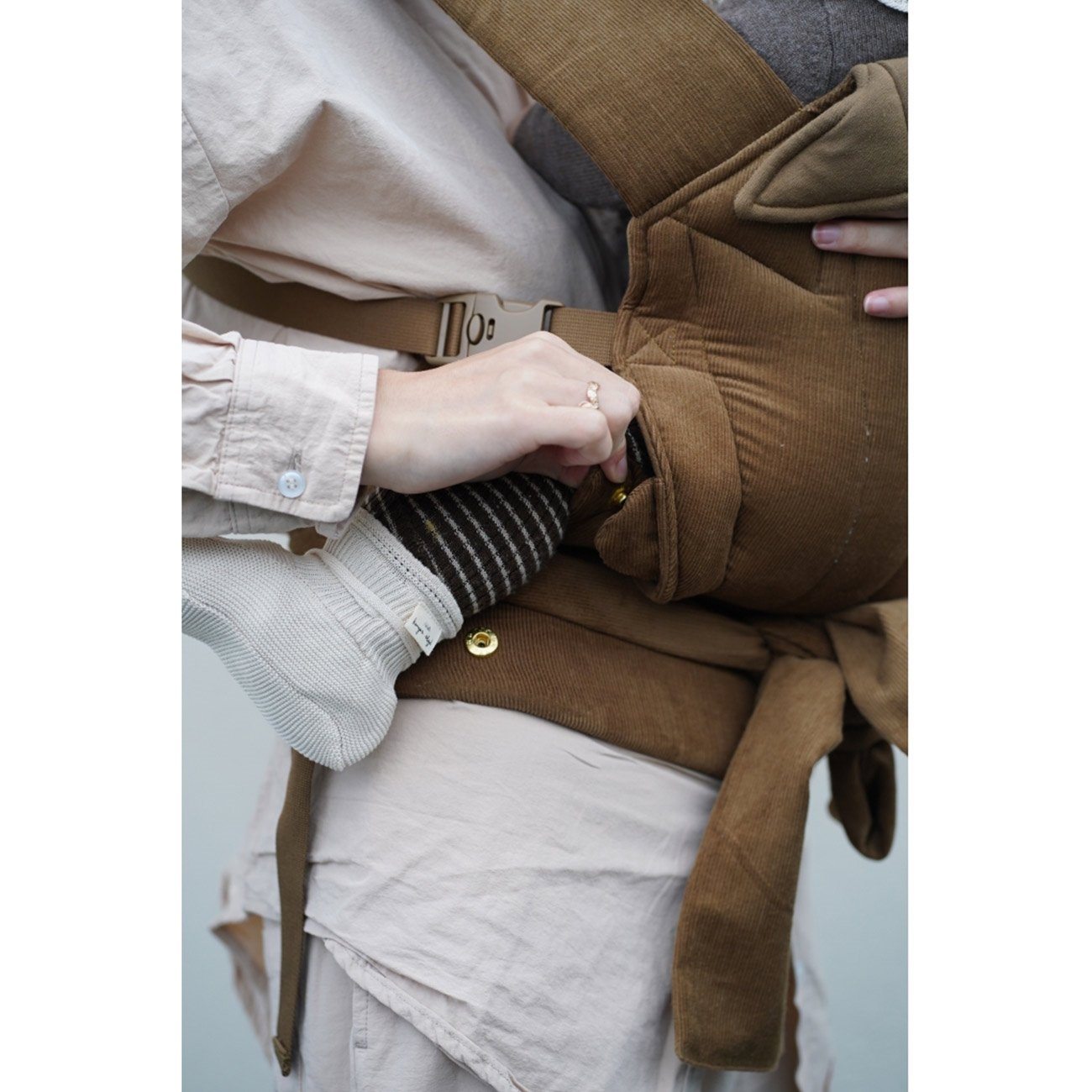 Umami baby carrier corduroy walnut Konges sløjd Moms Konges sløjd 