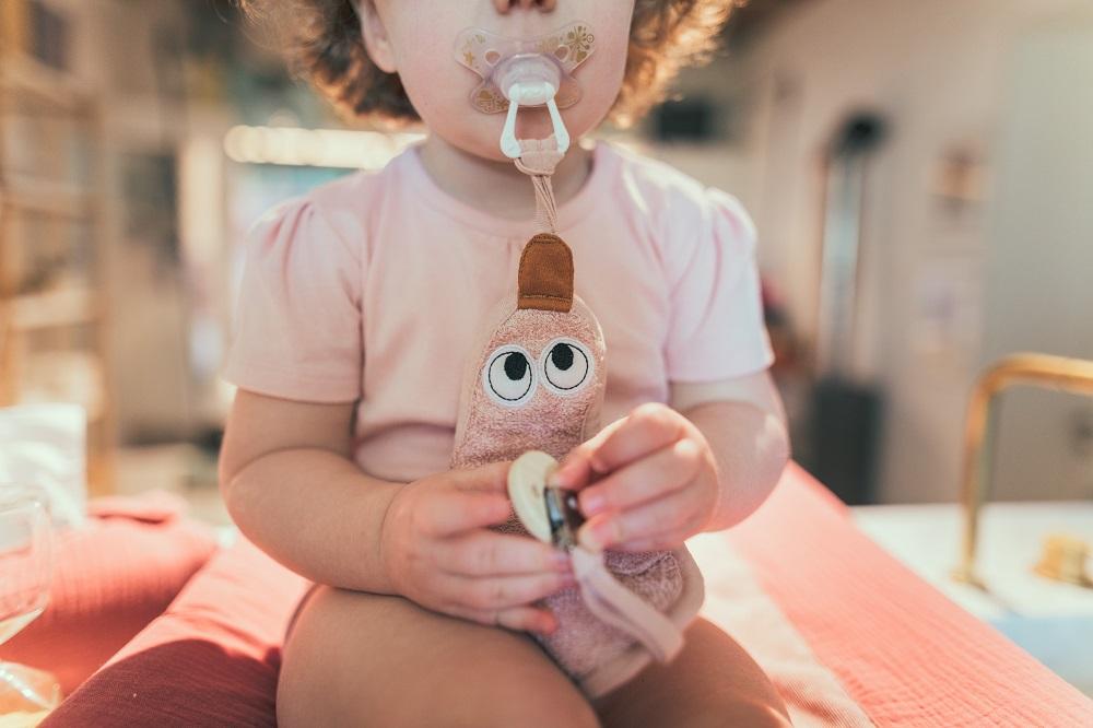 Prende-chucha patinho hazel brown Pacifier clip Timboo 